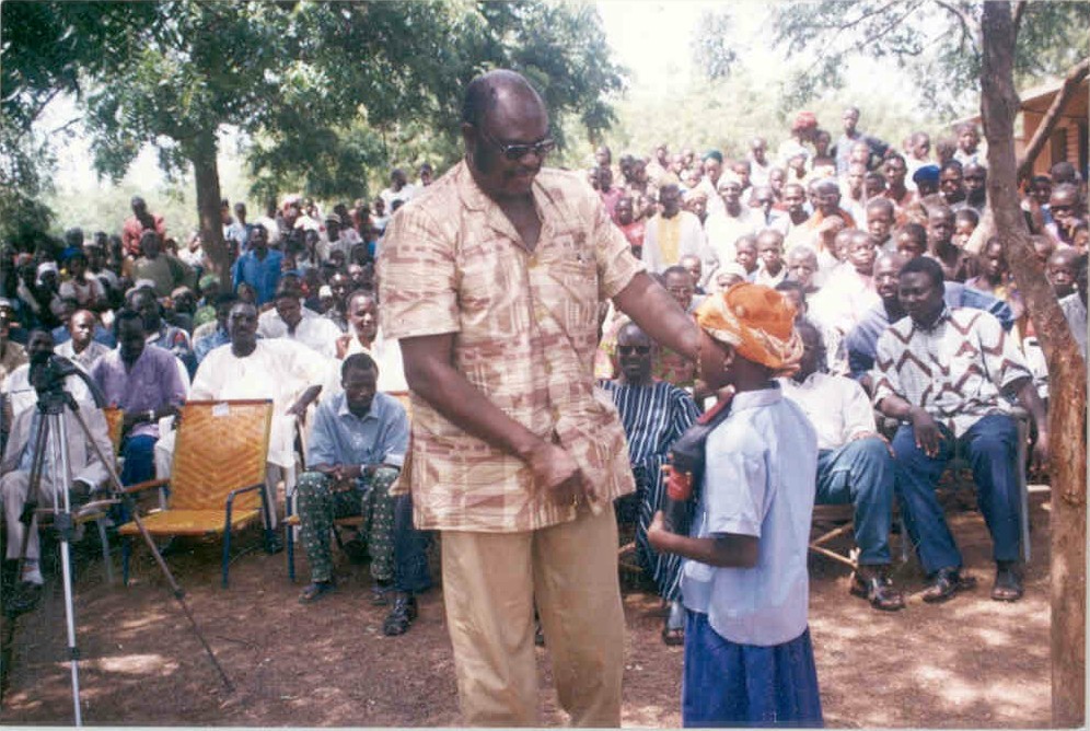 Images/02-Er�ffnung-Kind bekommt Schulsachen3.jpg